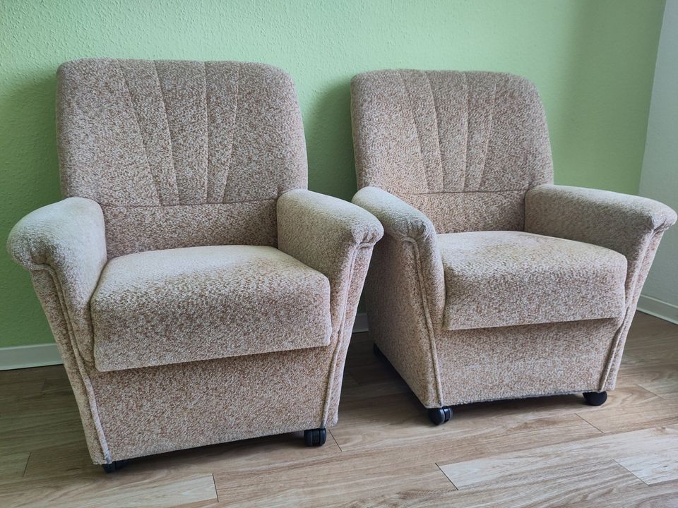 Zwei gut erhaltene Sessel aus Haushaltsauflösung abzugeben in Genthin