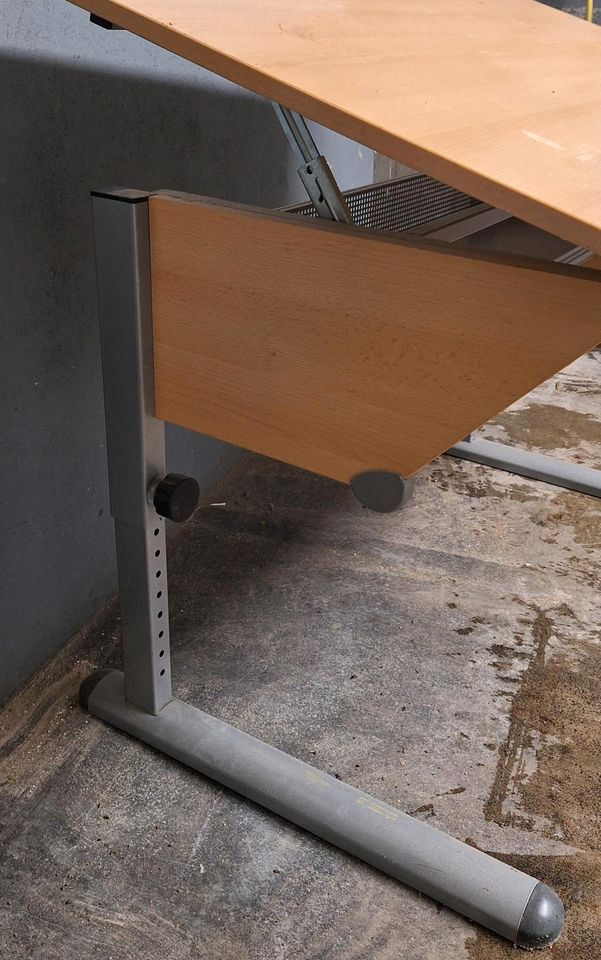 Schreibtisch mit kippbare Ablage in Herne