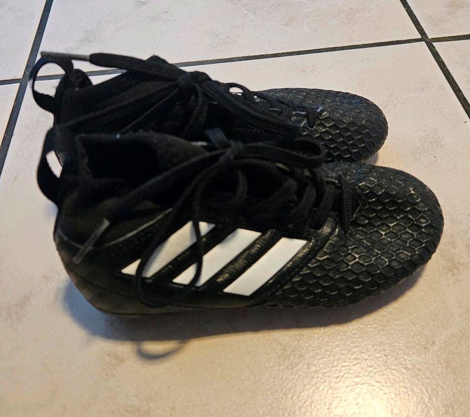 Fußballschuhe Adidas in Brechen