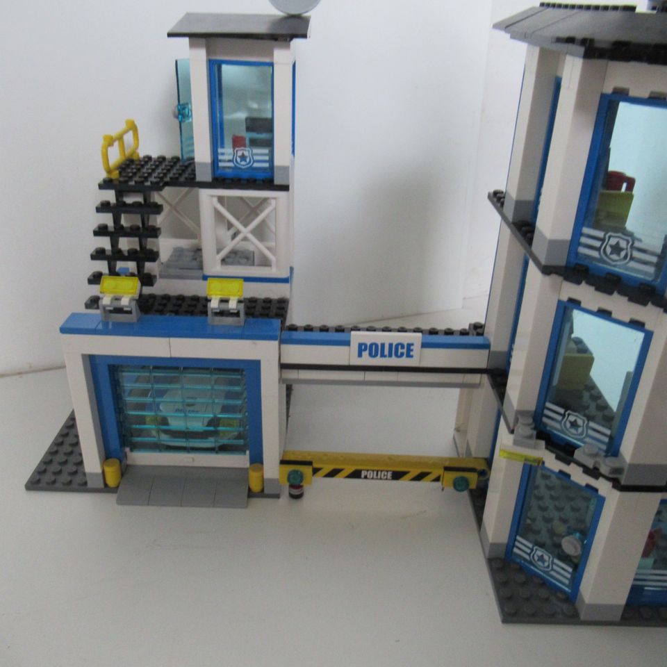 Lego Polizei Station 60141 mit allen Figuren und Bauanleitungen in Meißenheim