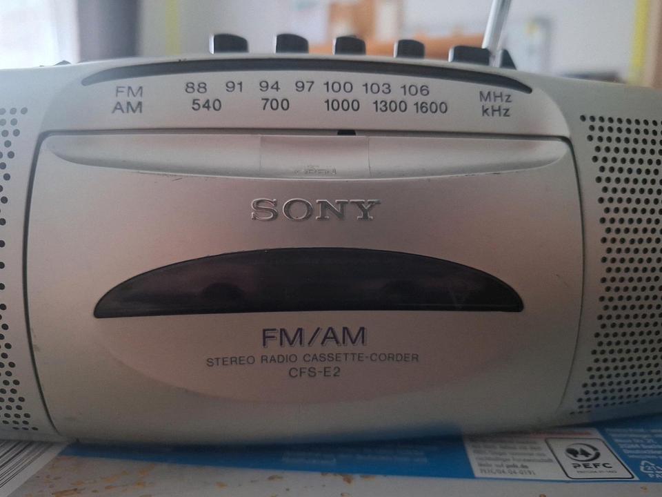 Sony CFS-E2 Tragbares Stereo Radio Cassetten Recorder Silber in Berlin