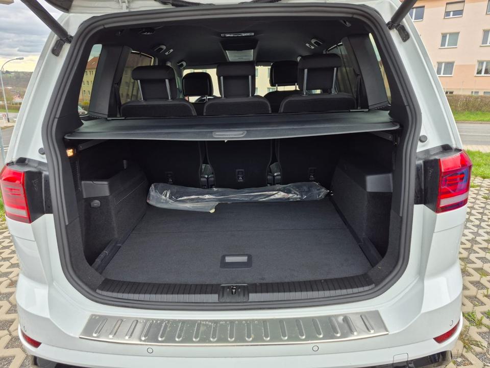 VW Touran Highline R- Line DSG 8x Alu AHK LED Sitzhzg Voll. in Roßwein
