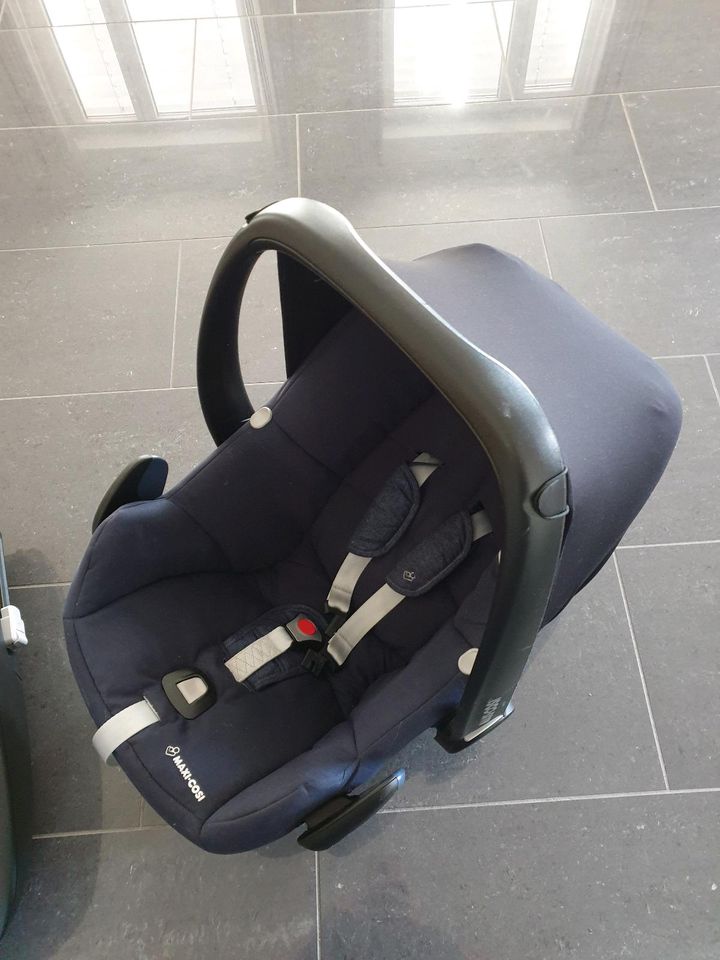 Maxi Cosi mit Neugeboreneneinsatz und Basisstation in Eurasburg b. Friedberg