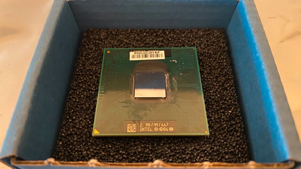 Intel CPU 2.00 / 1M / 667 in Rodgau