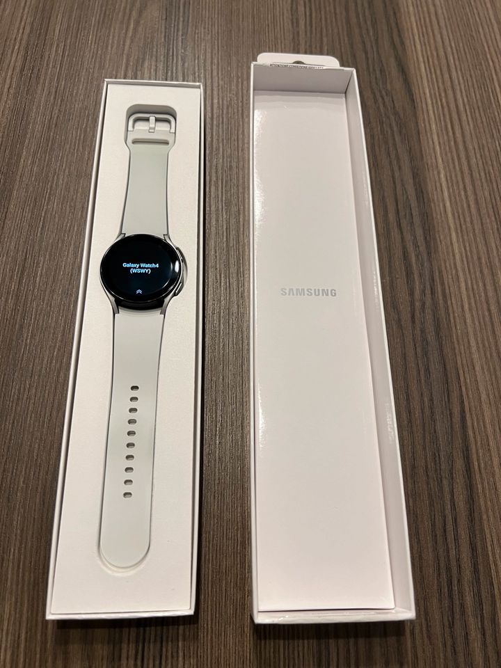 Samsung Galaxy Watch 4 in Silber 40mm mit Sportarmband in Geiersthal