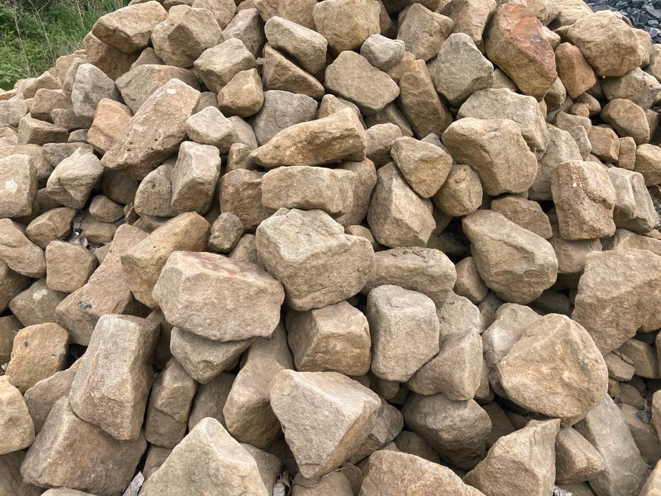 Sandstein Mauersteine Wassersteine Bachlauf Trockenmauer in Meißen