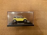 Mini Cooper Modellauto in Vitrine 1:87 Niedersachsen - Isernhagen Vorschau