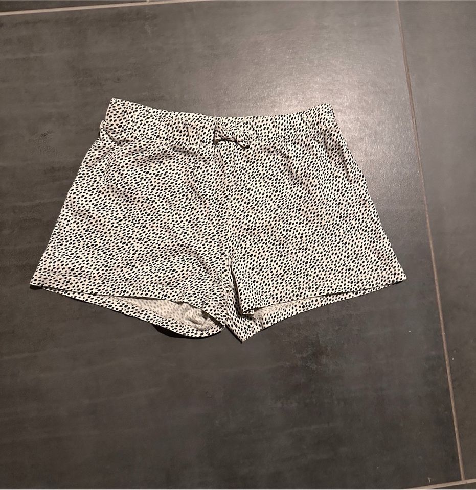 H&M Shorts 2x, schwarz/ gemustert Gr. 122/128 in Karlsfeld