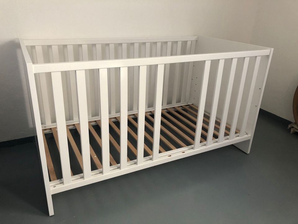 Babybett weiß in Dreieich