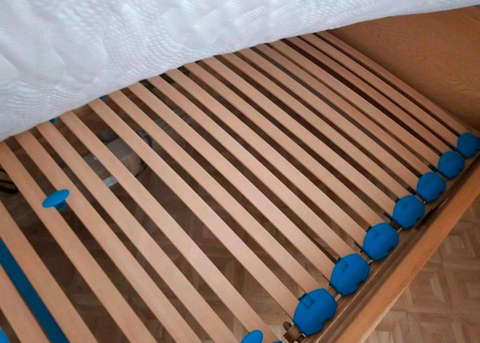 Bett mit elektronisch verstellbaren Lattenrost in Lörrach