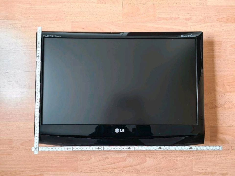 LG M2394D-PZ 23 Zoll Monitor TV inkl. Wandhalterung in Hildesheim