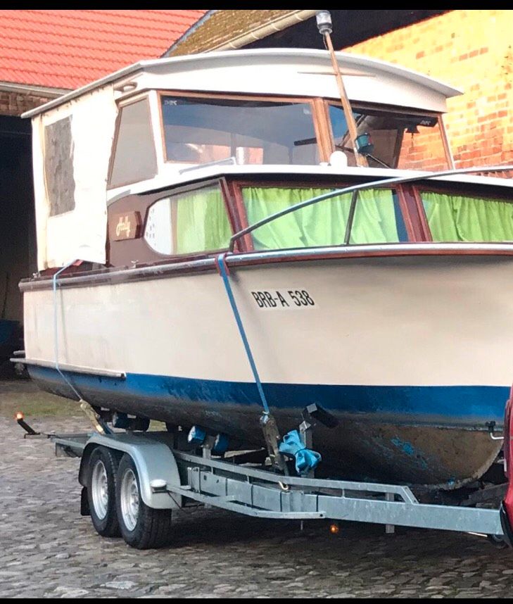 Kajütboot/ Motorboot mit Trailer und Zubehör in Brandenburg an der Havel