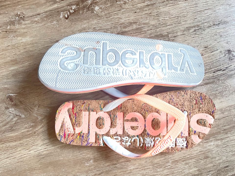 Superdry Zehentrenner Badeschlappen apricot beige Gr L 40 in Rotthalmünster