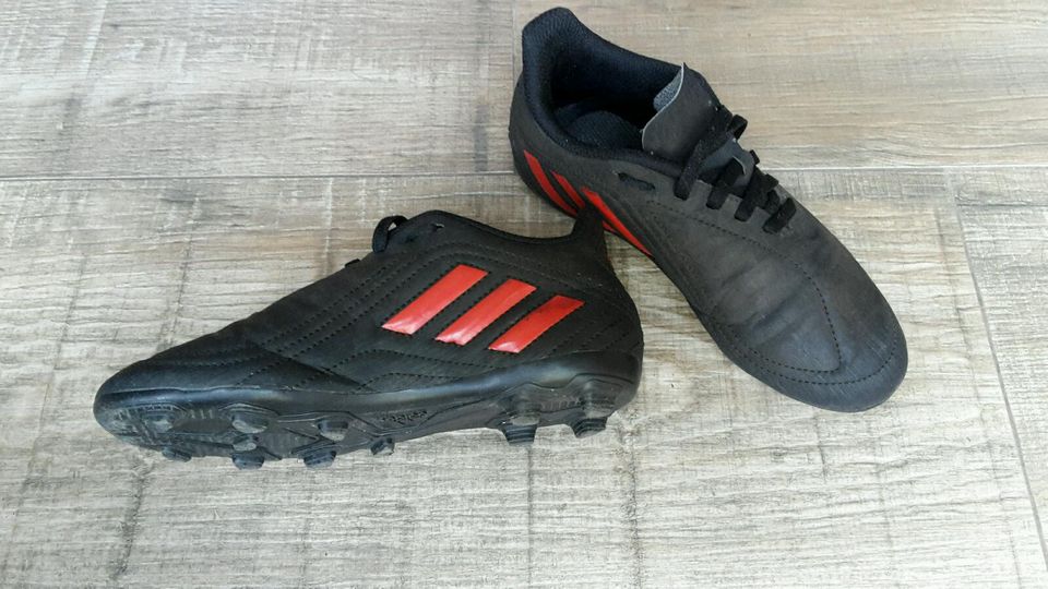 Fußballschuhe Adidas schwarz rote Streifen Stollen Gr. 32 in Berlin -  Neukölln | Gebrauchte Kinderschuhe Größe 32 kaufen | eBay Kleinanzeigen ist  jetzt Kleinanzeigen