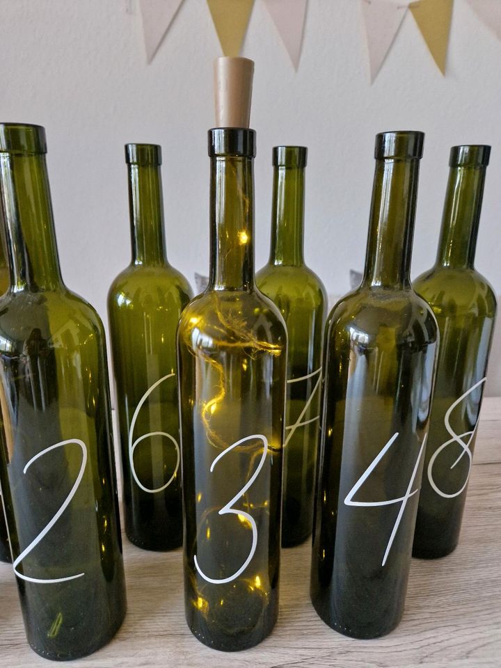 Hochzeits-Deko Flaschen Tischnummern 8 Stück in Kiel