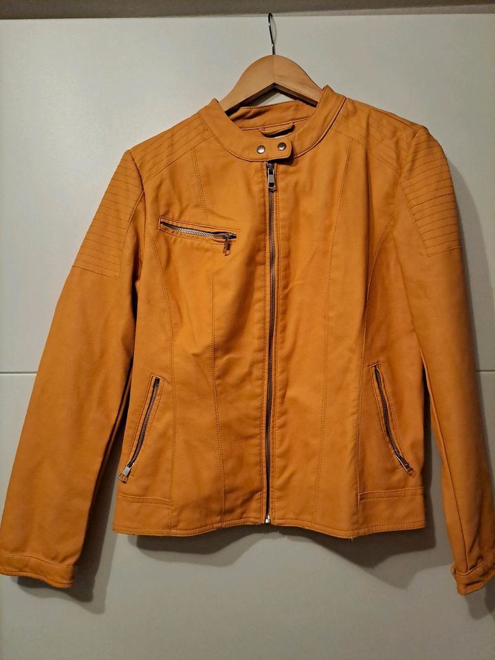 NEUE ONLY Kunstleder-Jacke Gr. 40 in Katzwinkel (Sieg)