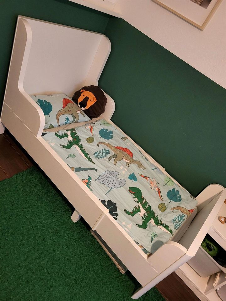 Kinderbett mit Matratze (IKEA BUSUNGE) in Wiesbaden