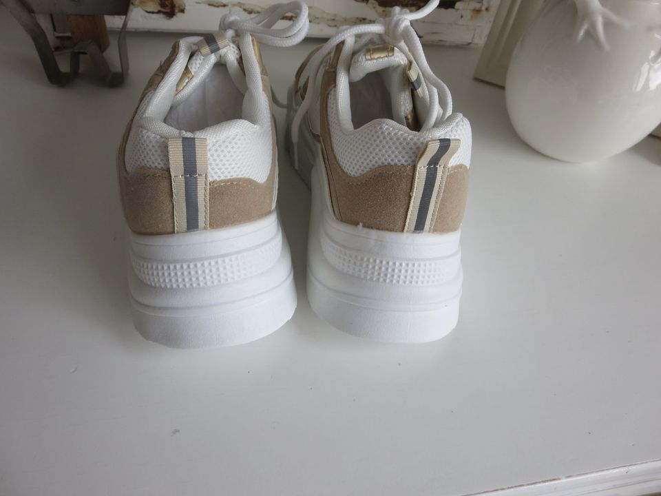 NEU SNEAKERS TURNSCHUHE  GR. 38 WEIß/BEIGE in Düsseldorf