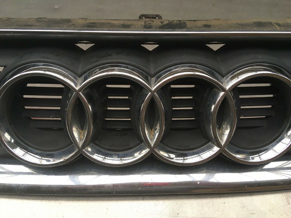 Audi A4 8 E Kühlergrill in Wuppertal