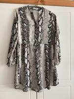 Longbluse only mit Schlangenprint Berlin - Schöneberg Vorschau