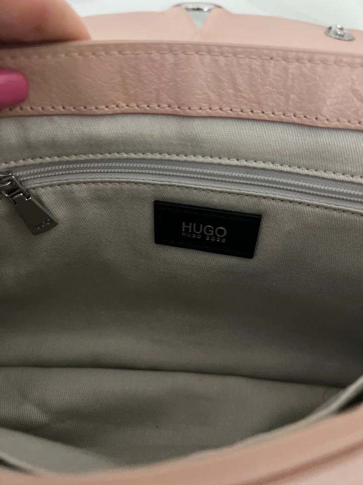 Hugo Damen Tasche Umhängetasche Nude Leder rosa in Frankfurt am Main