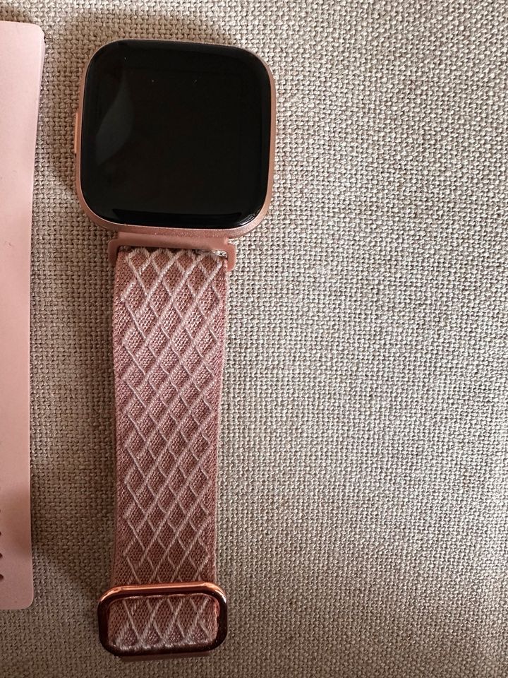 Fitbit Versa 2 Smartwatch rosé in Solingen