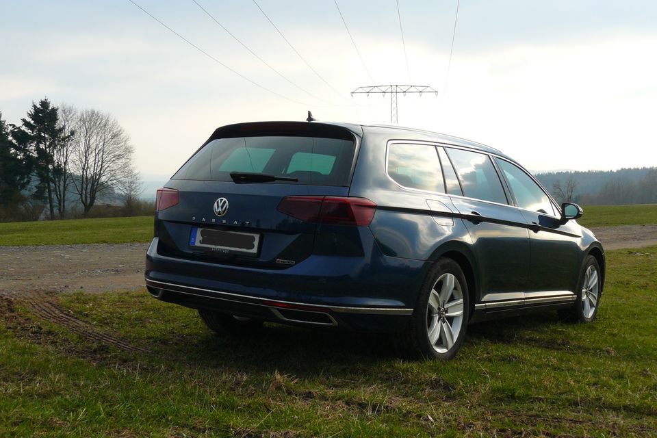 VW Passat Variant 2.0 TDI Elegance 4MOTION, AHK, LED, unfallfrei in Steinbach-Hallenberg (Thüringer W)