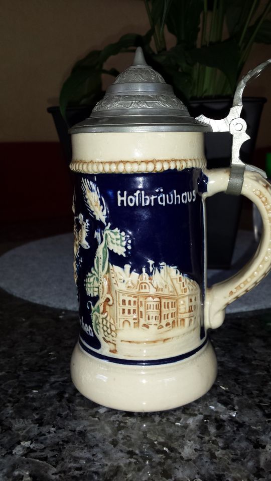 alter Bierkrug Relief mit Zinn Deckel Hofbräuhaus  München in Ennigerloh