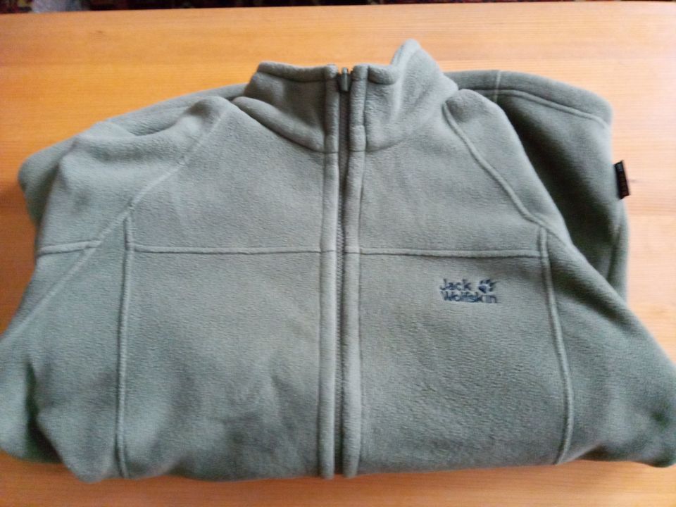 Jack Wolfskin Fleece mit 2 Taschen Farbe Grün Größe XXL 58 in Sundern (Sauerland)