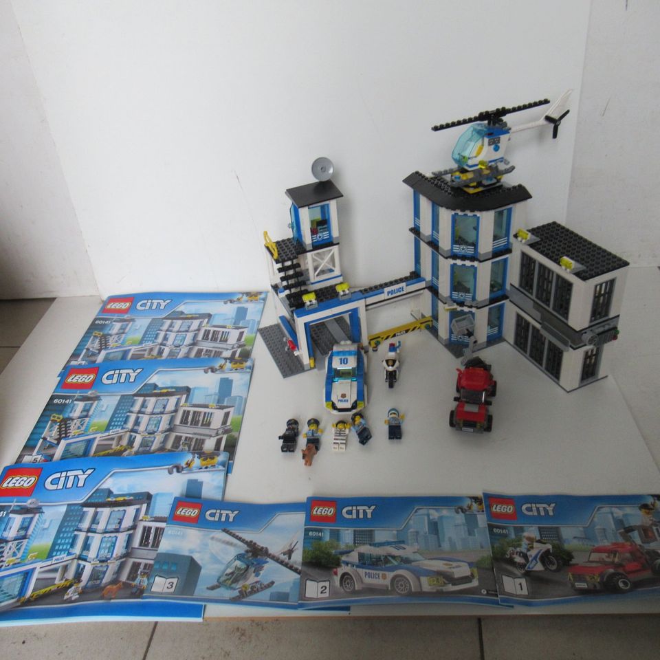 Lego Polizei Station 60141 mit allen Figuren und Bauanleitungen in Meißenheim