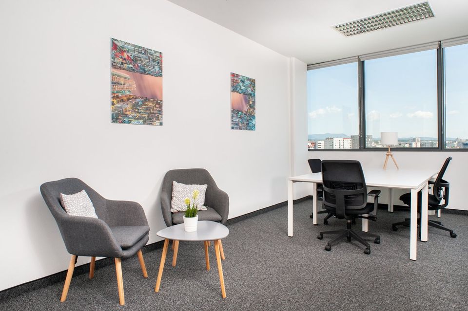 Privater Büroraum für 3 Personen in Regus Neue Messe Riem in München