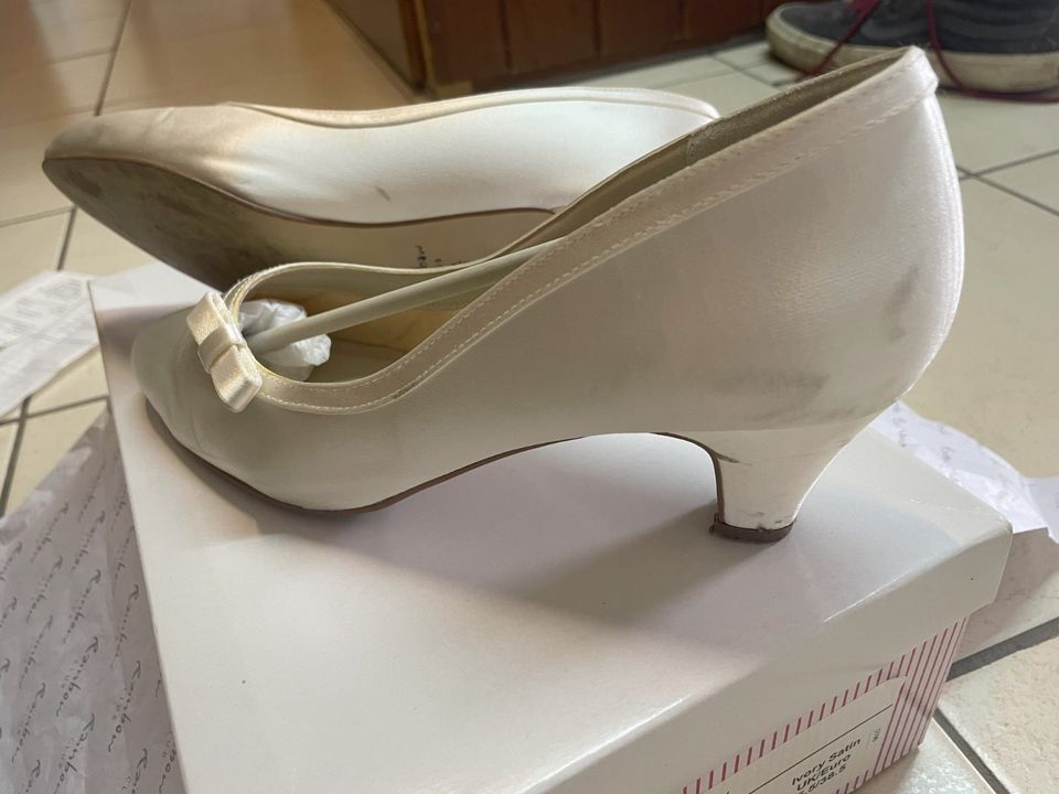 Pumps / Brautschuhe Rainbow "Josephine" in 38,5, Ivory Satin in Mühlheim am Main