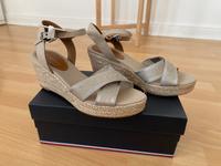 Tommy Hilfiger Sandalen Keilsandalen Wedges Gr. 38 Neu Niedersachsen - Garbsen Vorschau