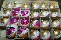 23 DDR Weihnachtsbaumkugeln Lauscha rosa gold Borte Brokat Sachsen - Schkeuditz Vorschau