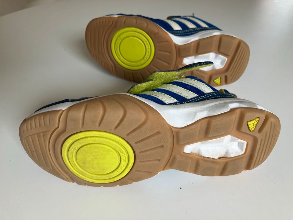 Kinder Adidas Hallenschuhe Gr. 34 in Bad Boll