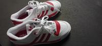 Adidas Sneaker / Schuhe weiß rot Größe 43 München - Maxvorstadt Vorschau