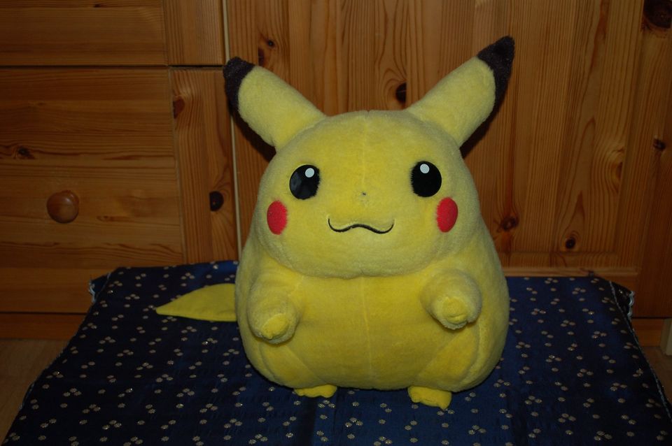 Pokemon Jumbo Plush Pikachu von Hasbro Tomy Nintendo aus 1999 in Langenberg