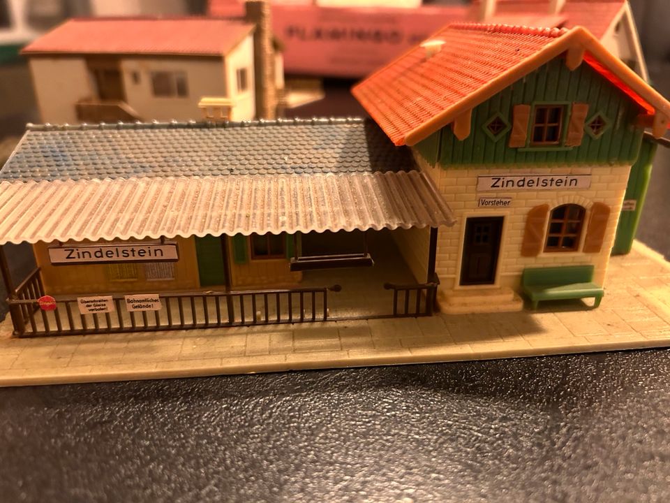 H0 Eisenbahn Modell Mehrfamilien Häuser plus Bahnhof Zindelstein in Reken