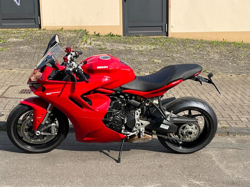 Ducati Supersport 950 mit viel Zubehör und nagelneuen Reifen in Bochum