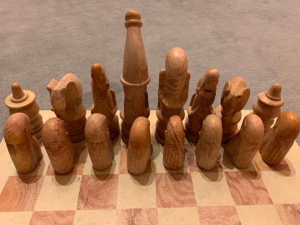 Schachspiel aus Speckstein (Kenia) in Hamburg