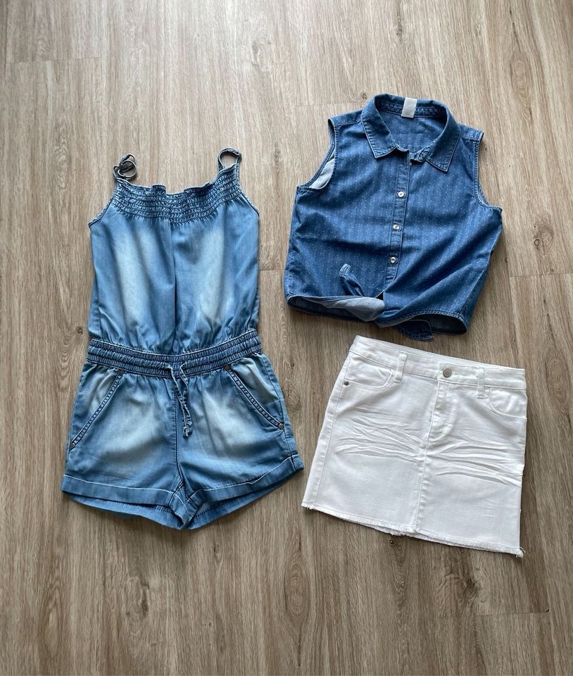 Set / Paket Jeansrock + Bluse + Jumpsuit ( Playsuit) Gr. 134 in Vechelde