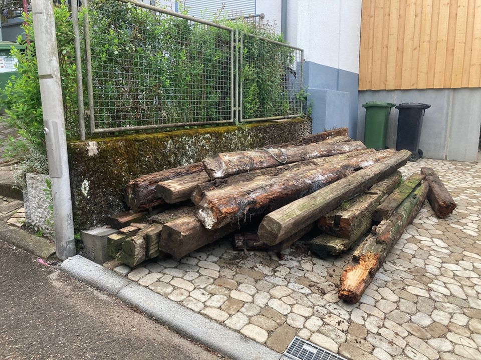 Holzbalken Holz Bretter Brennholz oder für Hochbeet oder Zaun o.ä in Freiburg im Breisgau