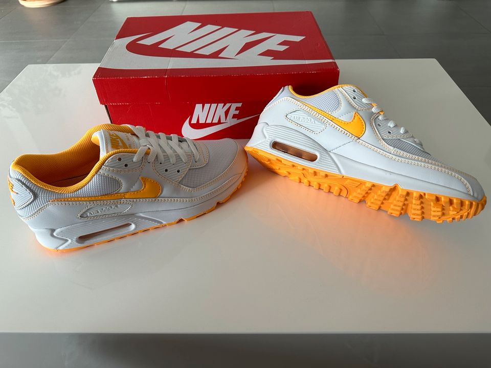 Nike Air Max 90 Laser Orange. US 9 in Brennberg