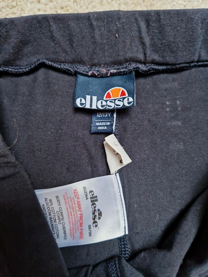 Radler Hose kurze Hose ellesse Größe 152/158 in Bochum