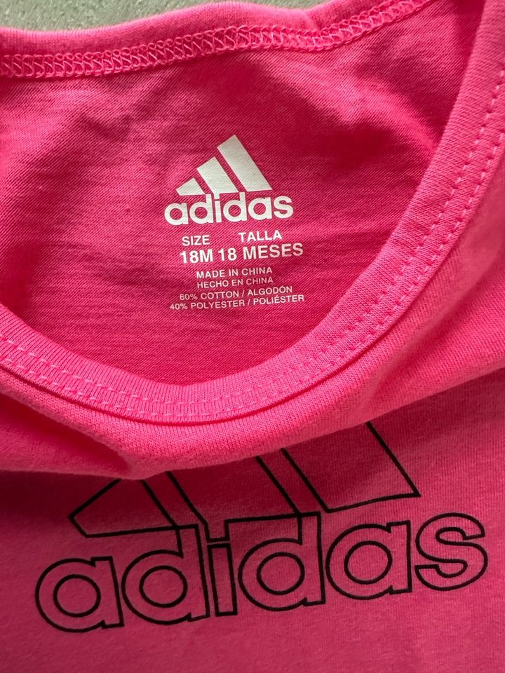 NEUES pink-schwarzes Adidas Geschenk T-Shirt kurze Hose 18 Monate in Kelkheim