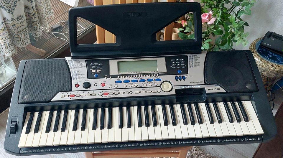 Keyboard Yamaha PSR-550 in Olpe