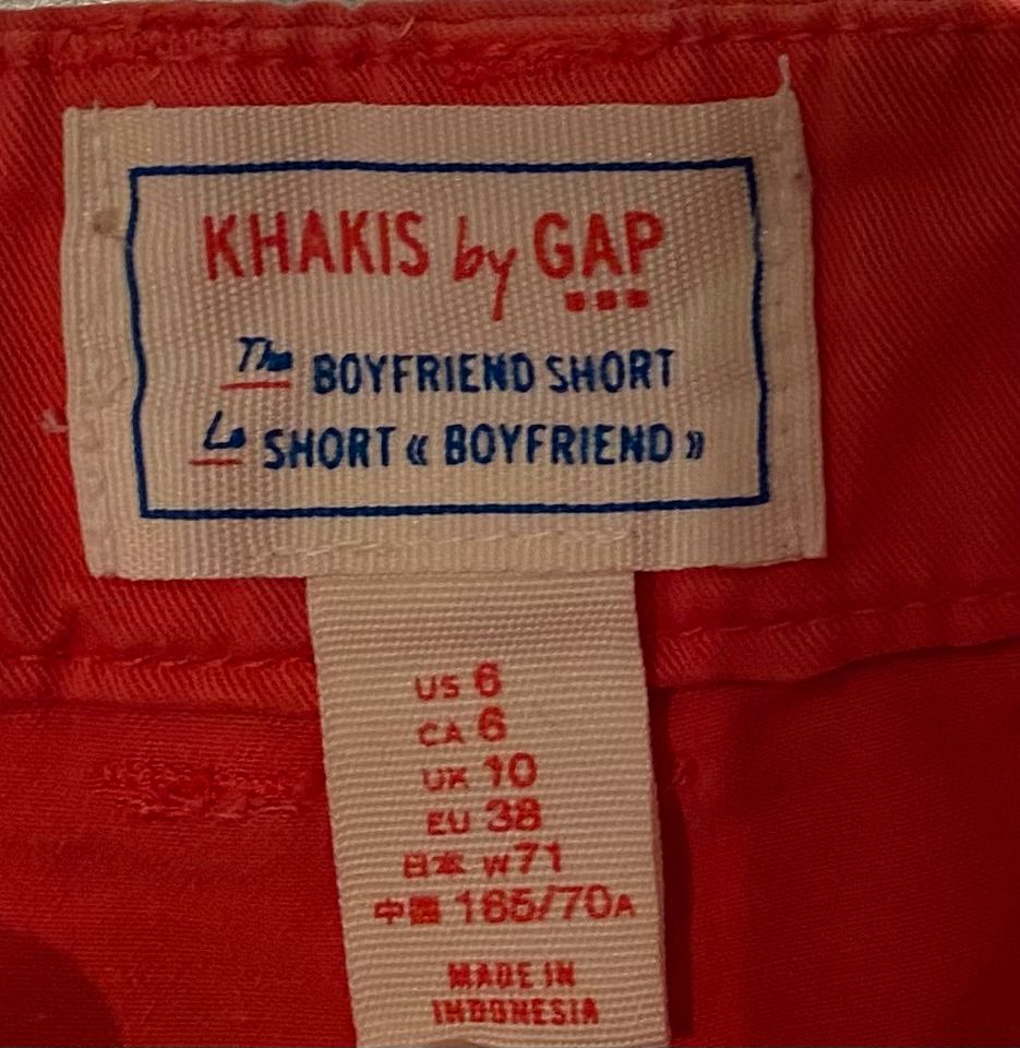 Rote Gap Shorts in Aachen