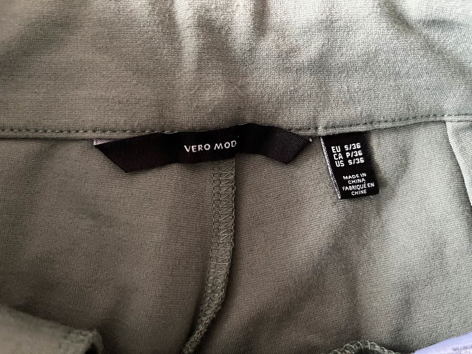 Vero Moda Stoffhose Cargo Chino grün Größe S 36 in Berlin