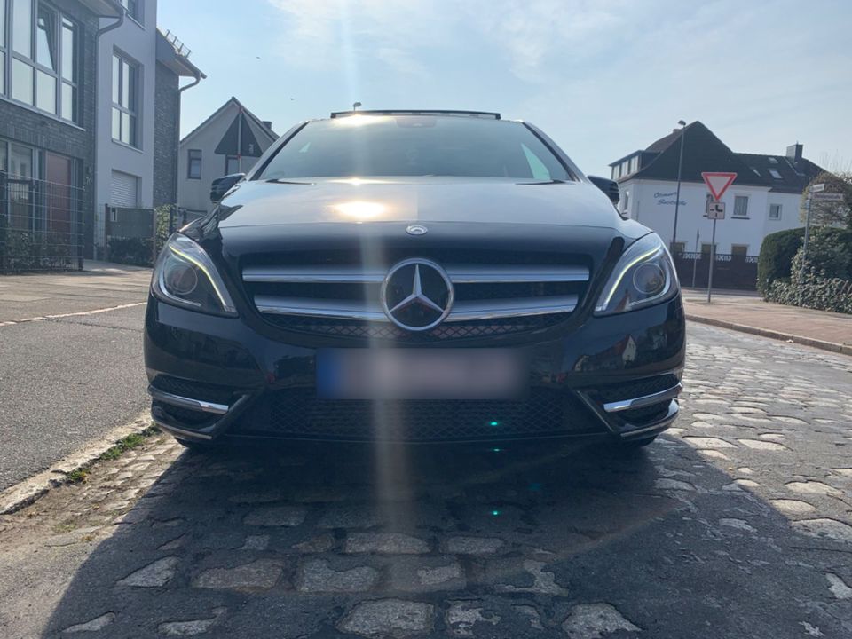 Mercedes-Benz B 180 *PANO*SPORT*LEDER*COMAND*PARKTRONIC* in Bremen