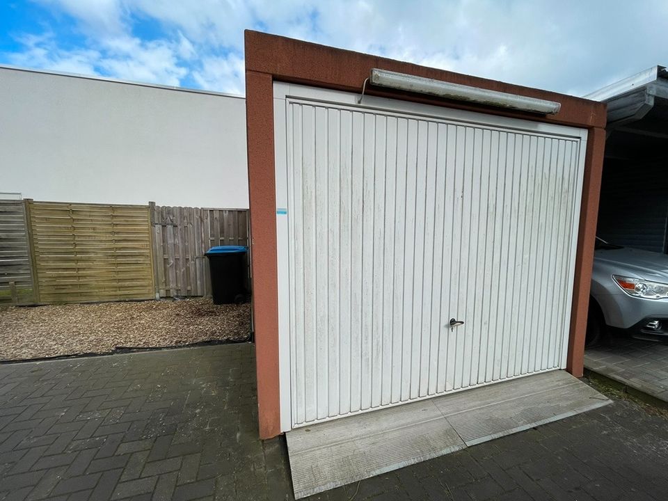 Neuwertige Doppelhaushälfte mit Einbauküche und Garage in Weener